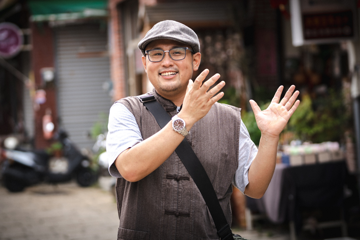 A Local Tour Guide with Chinese Vintage Style Outfit